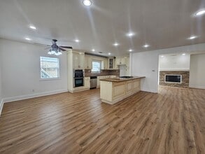 Building Photo - 3-bedroom, 2-bathroom home located in the vibrant city of Long Beach