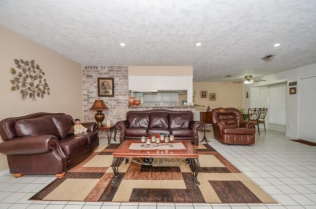 Building Photo - 9331 Meaux Dr