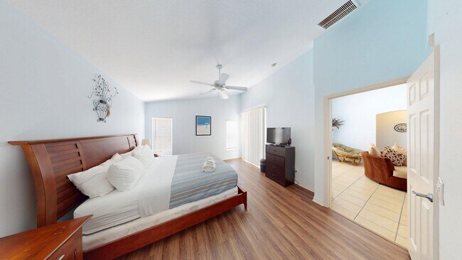Building Photo - 4 BR 3 BA          POOL HOME    Highlands ...