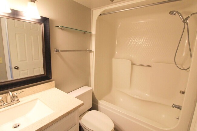 Building Photo - Two bedroom condo for rent! - 1030-8 Blue Ridge Drive