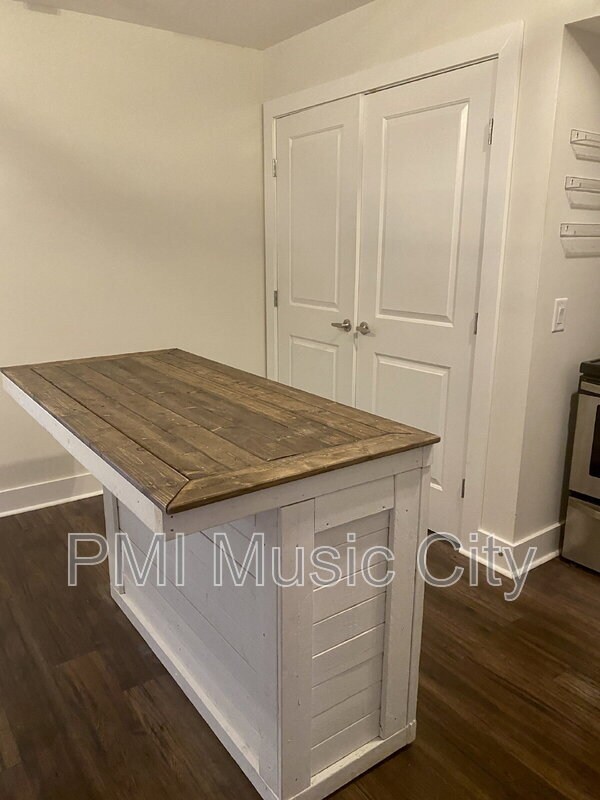 Building Photo - 2126B Burns St