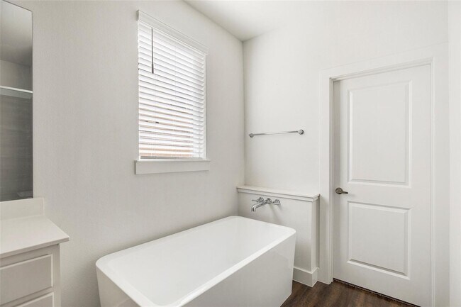 Building Photo - Very functional floor plan, has game room/...