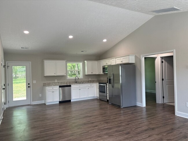 Building Photo - Spacious Duplex with Fenced-In Backyard!