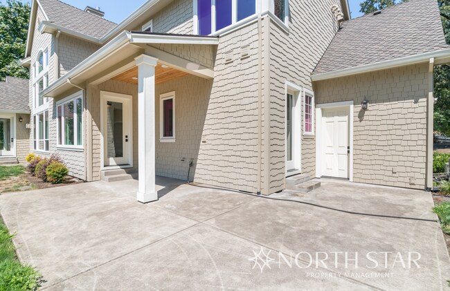 Building Photo - Executive Custom Home with River View on Acreage in West Linn