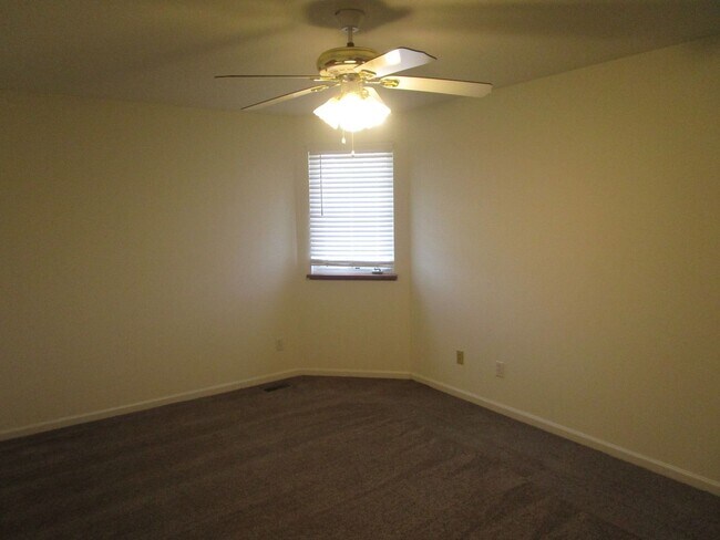 Building Photo - Huge 3 Bedroom, 2 Bath Town Home in SW Col...