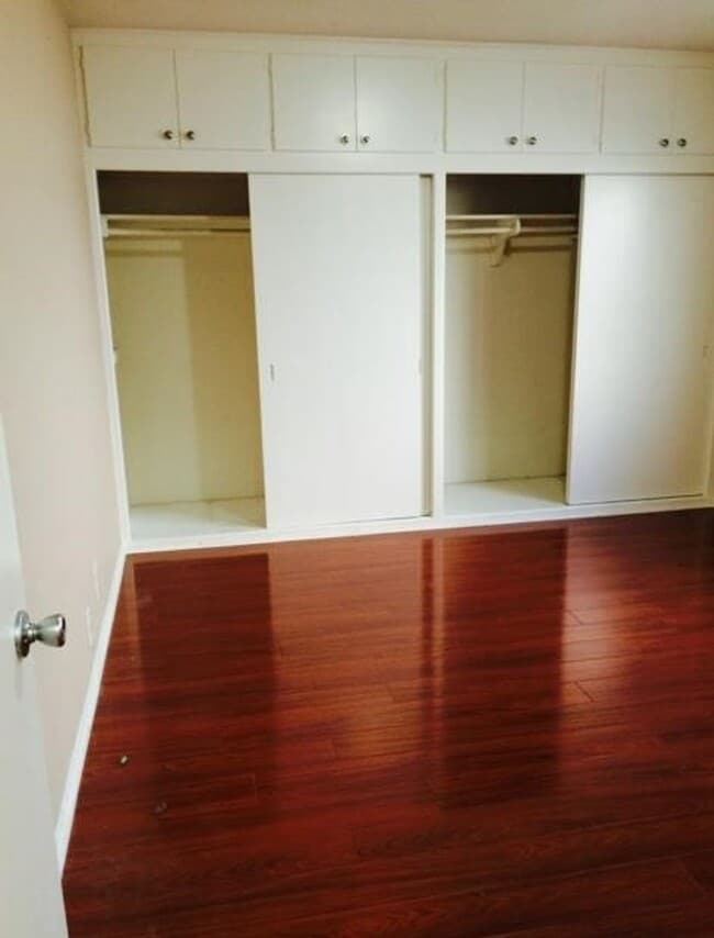 Building Photo - Beautiful One bedroom in gated complex one block from Ocean In Long Beach