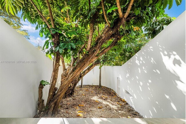 Building Photo - 7540 Los Pinos Blvd