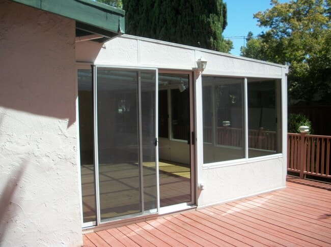 Building Photo - 2 Bedroom 2 Bathroom with Sunroom