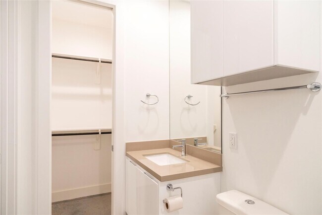 Building Photo - 5869 E Post Oak Ln