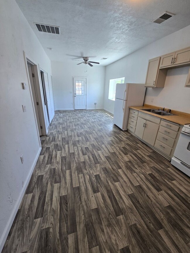 Building Photo - 1121 Walter St SE