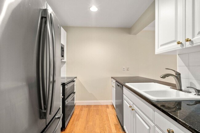 Building Photo - 73 Chelsea St