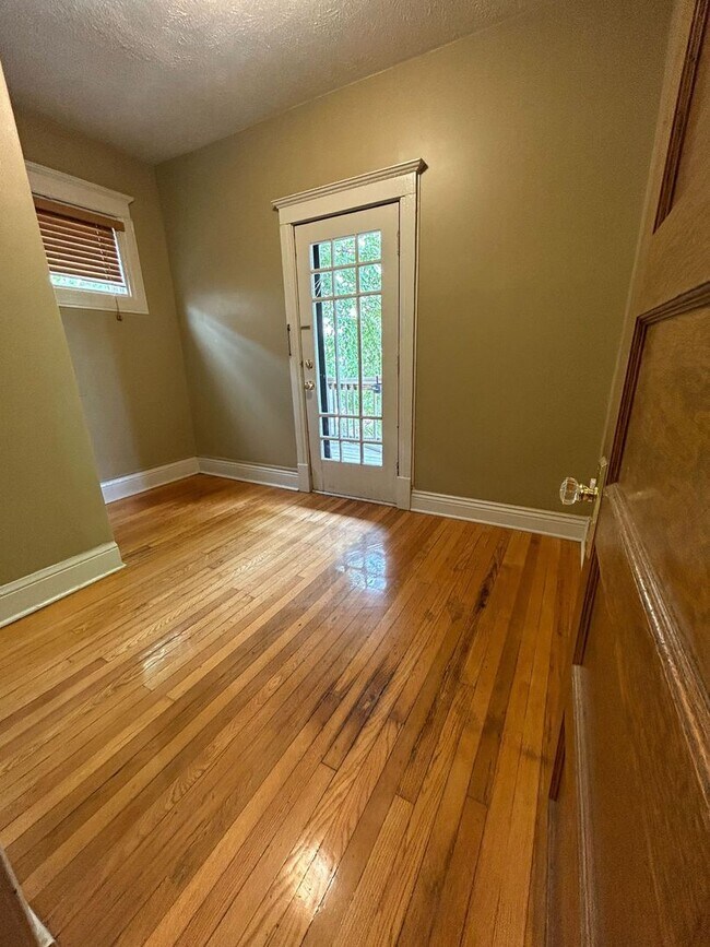 Building Photo - Beautiful 2 Bedroom Townhouse!