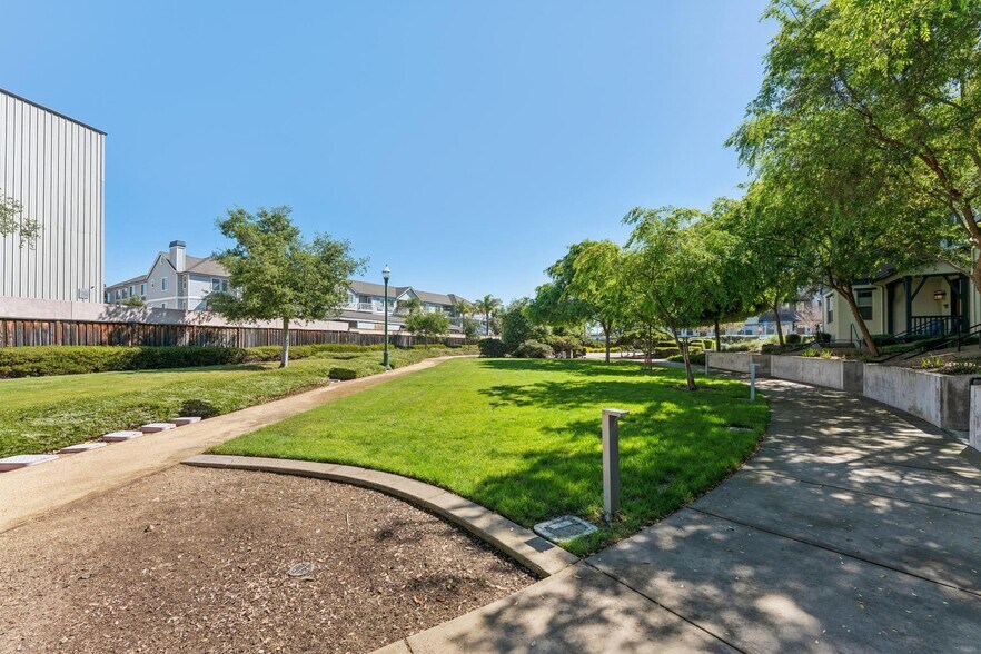 Building Photo - 489 Diller St