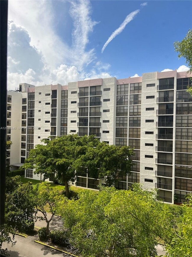 Building Photo - 17011 N Bay Rd