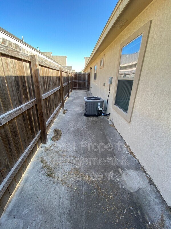 Building Photo - 1715 W Smith Dr