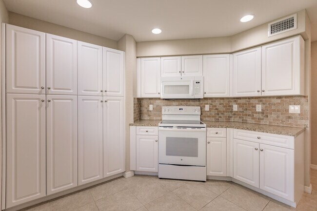 Building Photo - 27470 Palmesta Circle #29