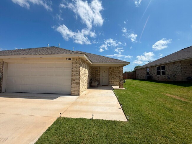 Building Photo - Beautiful 3-Bedroom Home in Yukon – Available Now!