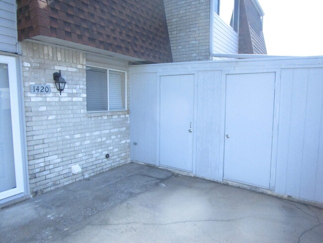 Building Photo - (2) Bed/(2.5) Bath Townhome Avail Now! Poo...