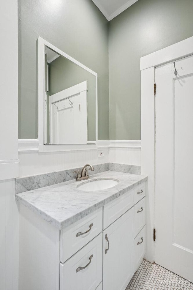 Building Photo - 342 4th Ave