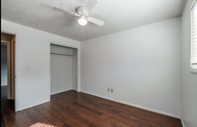 Building Photo - 1420 Cunningham Ln S