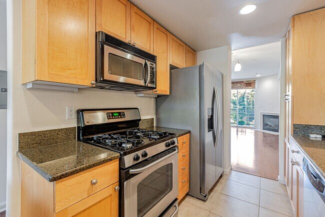 Building Photo - 3 Bedroom Townhouse with Bonus Loft/Office