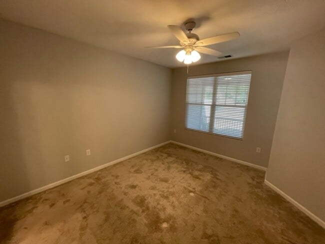 Building Photo - MOVE IN READY! Amazing end-unit townhome