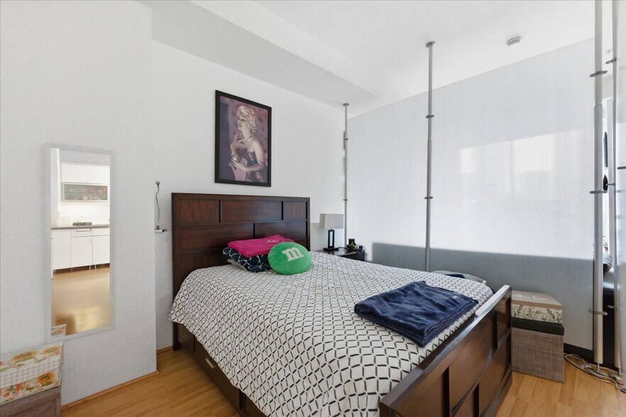 Building Photo - 350 W Ash St