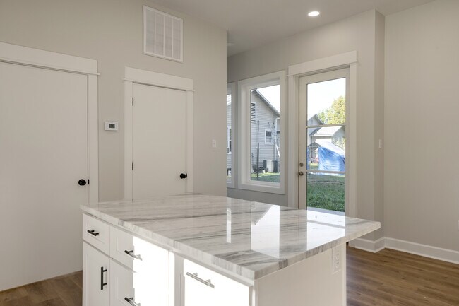 Building Photo - 306 W Taft St