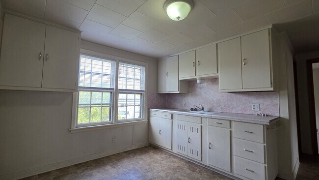 Building Photo - Large 2 Bedroom Upper Apartment in Menasha WI