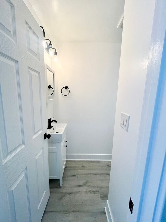 Building Photo - 3221 S May St