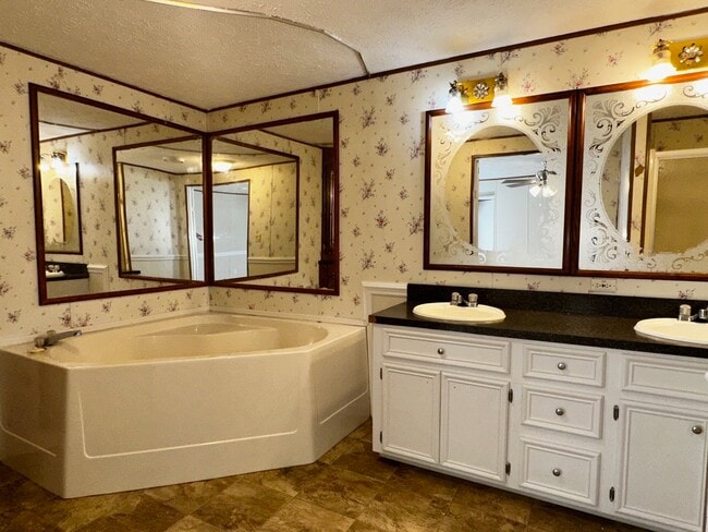 Building Photo - 602 Aster Bend