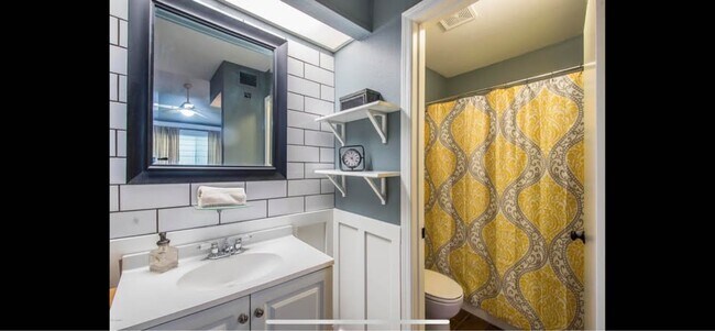 Building Photo - 2035 S Elm St