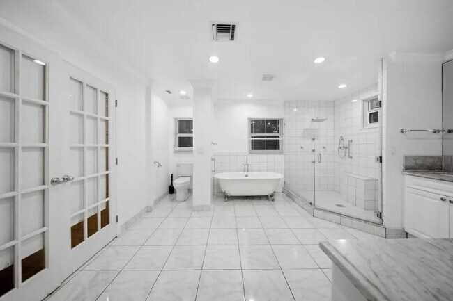 Building Photo - 4020 NW 101st Dr