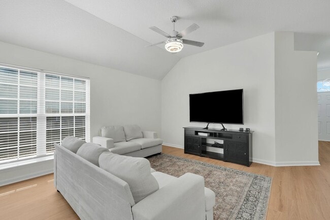 Building Photo - Centrally Located Ranch Home in Richmond Hill