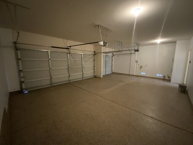 Building Photo - 4 bedrooms and 2.5 bathrooms 2-story home located in Henderson, NV!