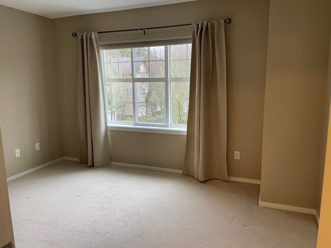 Building Photo - Stunning End Unit Townhome in desirable Redmond Ridge neighborhood; 2BD/2BA