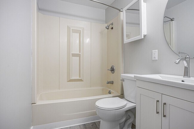 Building Photo - Fully Renovated 3 bed 2 bath home - Ask about our security deposit alternative!