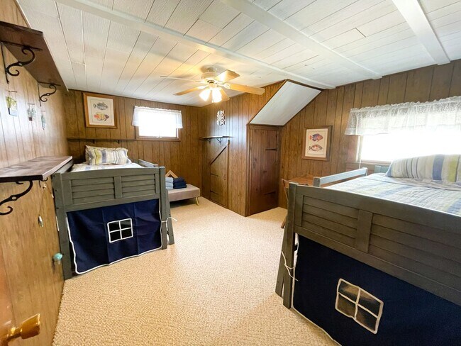 Building Photo - 5 Bed 2 Bath Annual Rental
