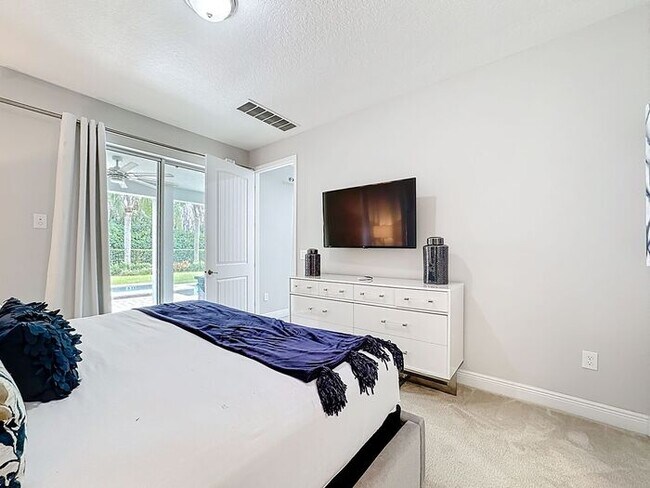 Building Photo - 8 Bedrooms 7 baths on a resort community