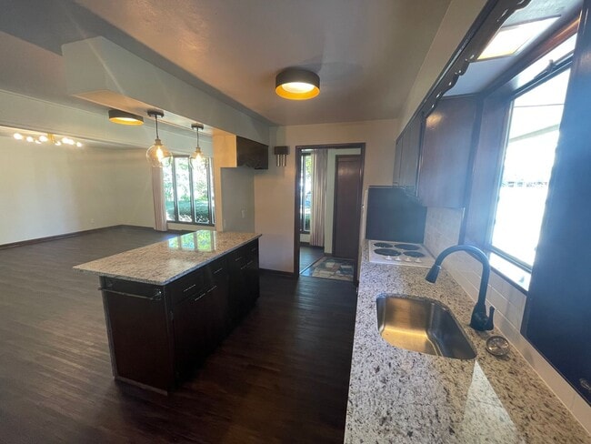 Building Photo - Beautiful 3 bedroom 2 bath home located in Southern Hills Subdivision