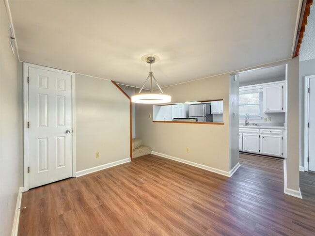 Building Photo - 1556 Twin Lakes Cir