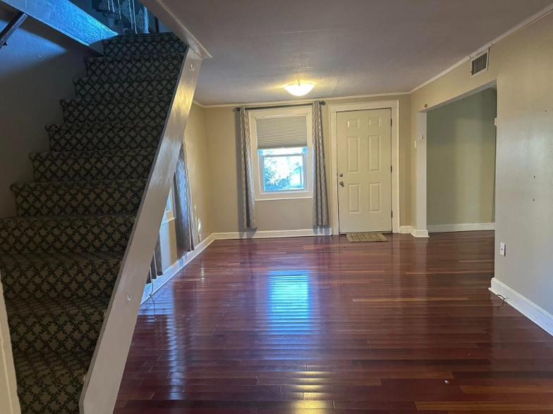 Building Photo - 1004 School St