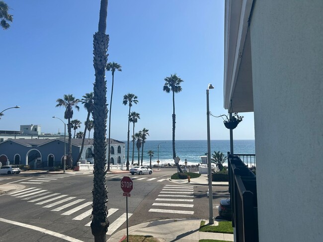Building Photo - STEPS TO THE BEACH!!