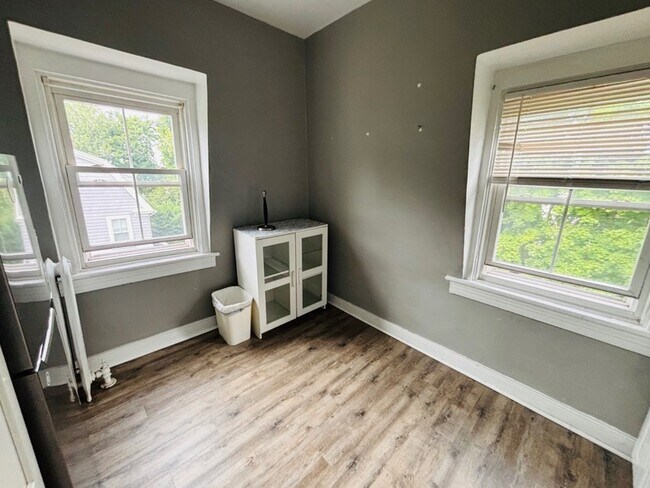 Building Photo - 145 Carpenter Ave