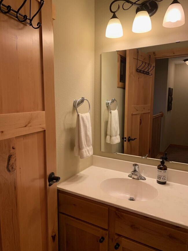 Building Photo - Short Term Winter Rental - 3 Bed / 5 Bath Condo in Lakeshore