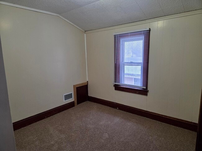 Building Photo - 2631 N Knox Ave