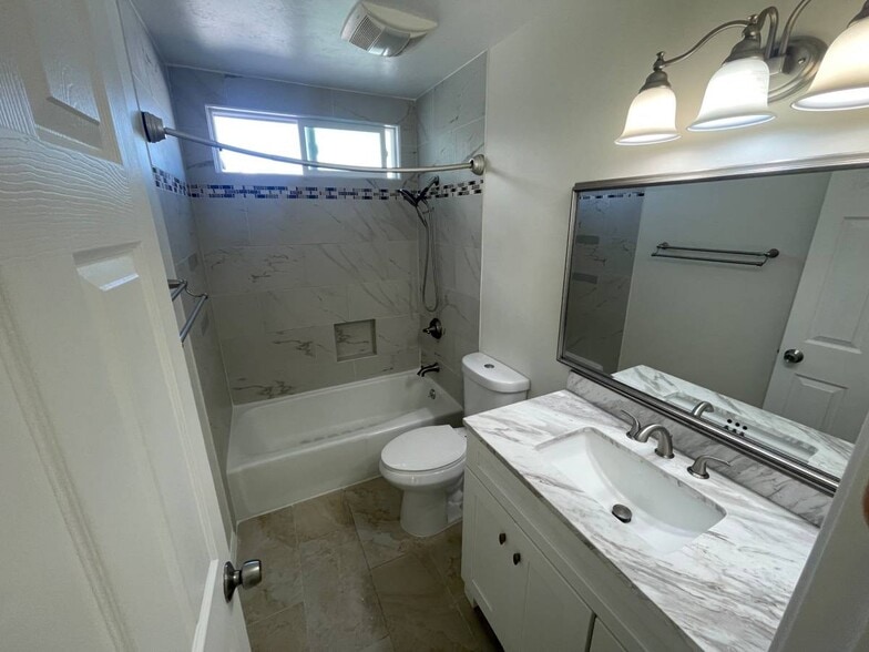 Building Photo - 221 W Escalones