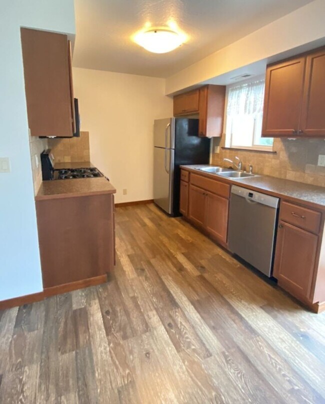 Building Photo - Spacious 3 bedroom 2.5 bath Post Falls Duplex