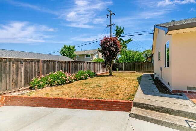 Building Photo - Move-In Ready Cambrian Gem – New Appliance...