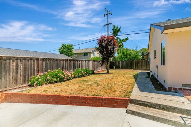 Building Photo - Move-In Ready Cambrian Gem – New Appliances and many upgrades!